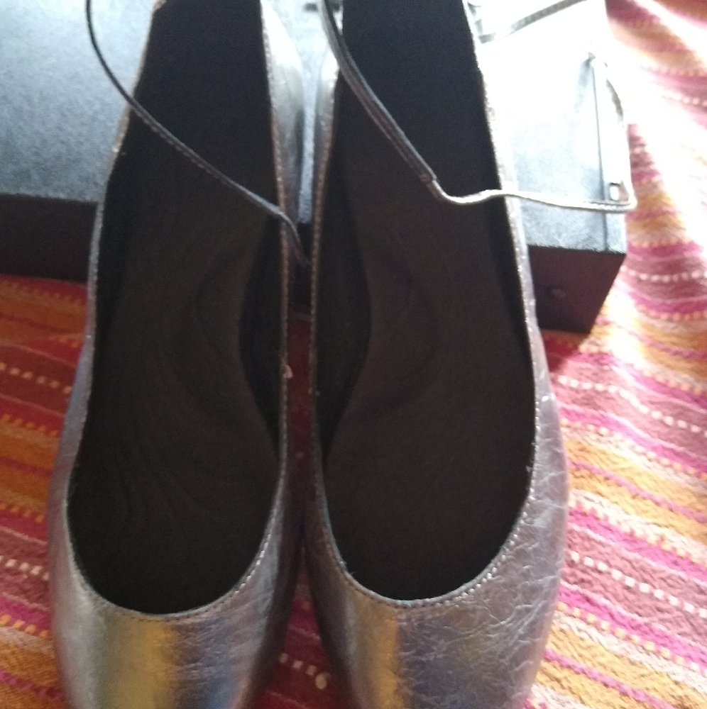 Born Women's size 8 silver pointed toe ballet flat with ankle wraps